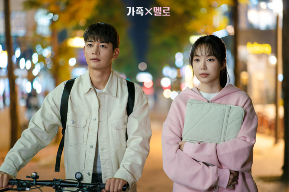 배우 손나은이 JTBC 토일드라마 '가족X멜로' 인터뷰에서 포즈를 취하고 있다. [사진=YG엔터테인먼트]