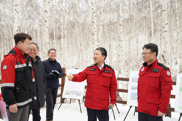 남성현 산림청장이 강원도 인제군 자작나무숲을 방문, 산림을 통한 지역사회 발전방안에 대해 이야기하고 있다.[사진=산림청]