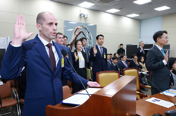 30일 서울 여의도 국회에서 열린 쿠팡 침해사고 및 개인정보 유출, 불공정 거래, 노동환경 실태 파악과 재발 방지 대책 마련을 위한 청문회에서 해롤드 로저스 쿠팡 대표이사가 선서하고 있다. [사진=연합뉴스]