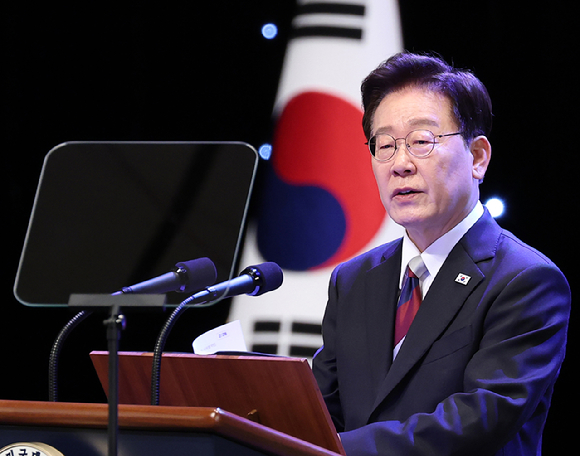 이재명 대통령이 15일 서울 종로구 세종문화회관에서 열린 제81주년 광복절 경축식에서 경축사를 하고 있다. 2026.8.15 [사진=연합뉴스]