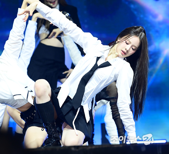 그룹 이즈나 방지민이 25일 오후 서울 광진구 광장동 예스24라이브홀에서 열린 izna(이즈나) 미니 1집 'N/a' 발매 기념 데뷔 쇼케이스에 참석해 멋진 무대를 선보이고 있다. [사진=정소희 기자]