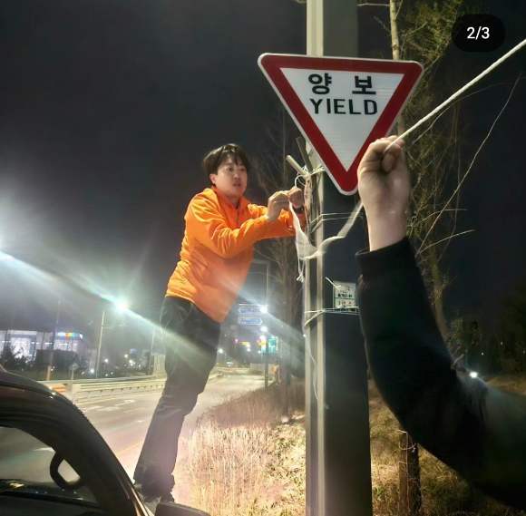 이준석 개혁신당 공동대표가 8일 새벽 자전거를 타고 선거 유세하러 가고 있다. [사진=이준석 SNS 갈무리]