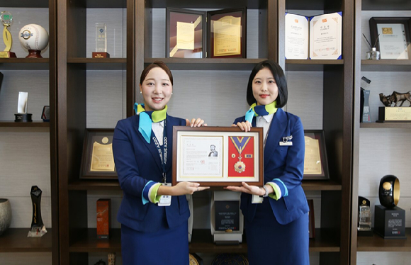 에어부산이 대한적십자사로부터 회원 유공장 '명예장'을 수여 받고 기념 촬영을 하고 있다. [사진=에어부산]