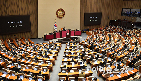 곽규택 국민의힘 의원이 11일 서울 여의도 국회에서 열린 제430회국회(임시회) 제1차 본회의에서 형사소송법 일부개정법률안(대안)에 대한 무제한 토론(필리버스터)를 하고 있다. [사진=곽영래 기자]