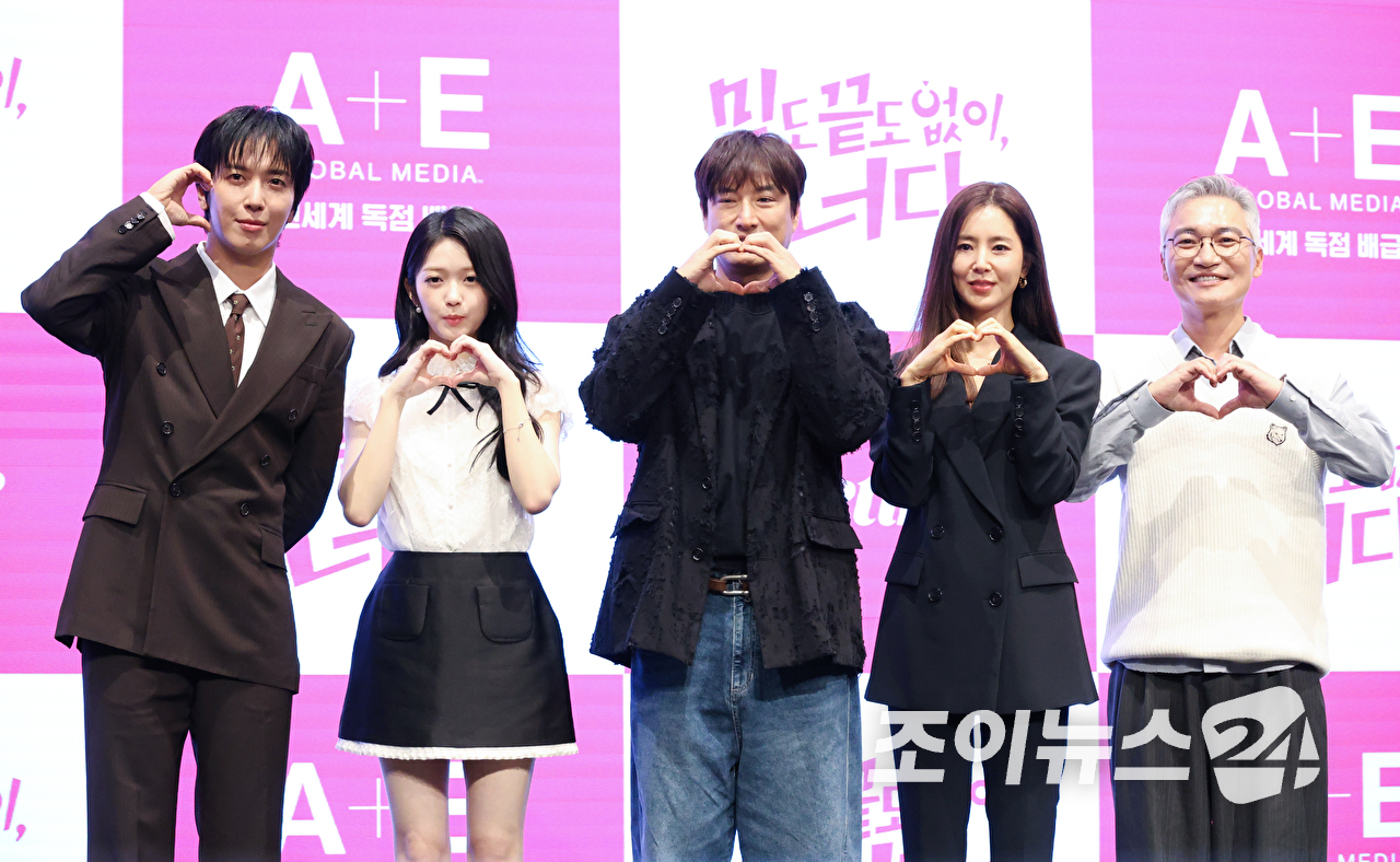 그룹 씨엔블루 정용화, 배우 홍승희, 윤종호 PD, 배우 한채아, 조재윤이 19일 오후 서울 구로구 더세인트에서 진행된 라이프타임 새 토일드라마 '밑도 끝도 없이, 너다' 제작발표회에 참석해 포즈를 취하고 있다. [사진=문수지 기자]
