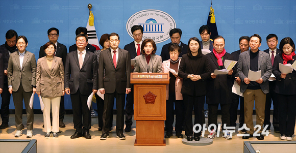 국민의힘 의원들이 28일 서울 여의도 국회 소통관에서 '헌정질서&middot;법치주의 수호 및 사회안정&middot;국민통합을 위한 헌법&middot;법률&middot;양심에 따른 공정한 평의 촉구 탄원' 기자회견을 하고 있다. [사진=곽영래 기자]