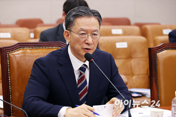 정성호 법무부 장관 후보자가 16일 서울 여의도 국회에서 열린 국회 법제사법위원회 정성호 법무부 장관 후보자 인사청문회에서 질의에 답변하고 있다. [사진=곽영래 기자]