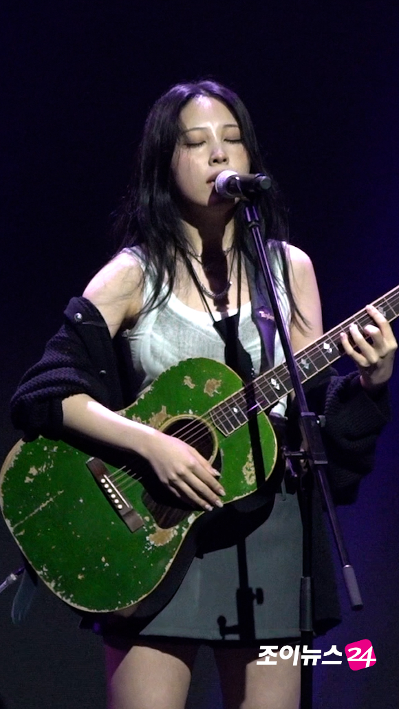싱어송라이터 권진아가 지난 15일 오후 서울 NOL 씨어터 합정에서 진행된 세 번째 EP 'SAVE ME' 발매 기념 쇼케이스에서 열띤 무대를 펼치고 있다. [사진=문수지 기자]