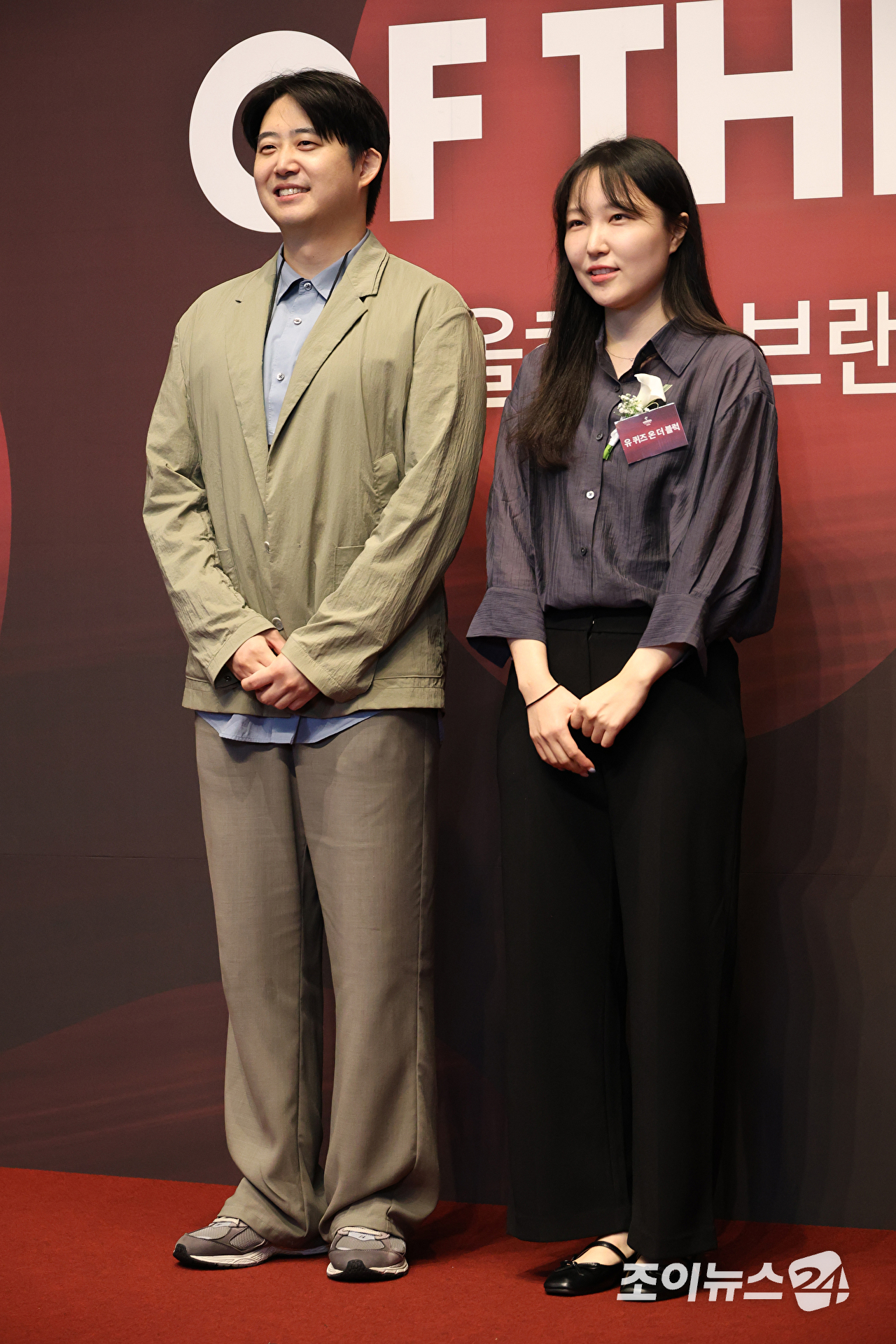 예능프로그램 '유 퀴즈 온 더 블럭' 허강석 PD, 김지영 PD가 1일 오전 서울 중구 신라호텔에서 진행된 '2026 올해의 브랜드 대상' 포토월 행사에 참석해 포즈를 취하고 있다. [사진=문수지 기자]