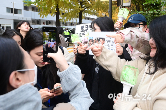2026학년도 대학수학능력시험(수능) 일인 13일 서울 여의도여고(서울특별시교육청 13지구 제14시험장) 앞 수험생 김민채 씨를 친구들이 응원하고 있다. 이들은 그룹 NCT 팬 활동을 하며 친해진 사이라 전했다. [사진=정소희 기자]