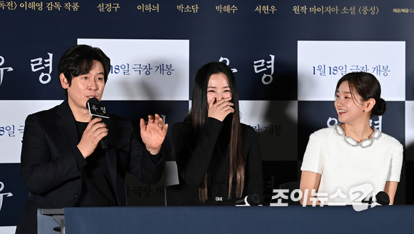 배우 이하늬가 11일 오후 서울 용산 CGV아이파크몰에서 열린 영화 '유령' 언론시사회에 참석해 설경구의 답변에 미소짓고 있다.