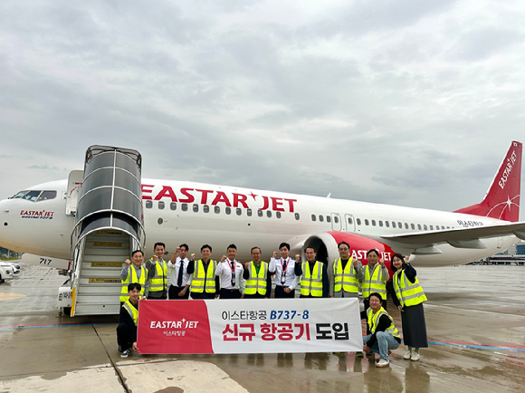 조중석 이스타항공 대표(뒷줄 왼쪽에서 여섯번째)를 비롯한 임직원들이 17일 서울 강서구 김포국제공항에서 19호기 도입을 맞아 기념 촬영을 하고 있다. [사진=이스타항공]
