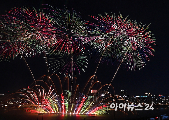 '2026 서울세계불꽃축제'가 5일 서울 여의도 한강공원 일대에서 열린 가운데 화려한 불꽃이 밤하늘을 장식하고 있다. [사진=곽영래 기자]