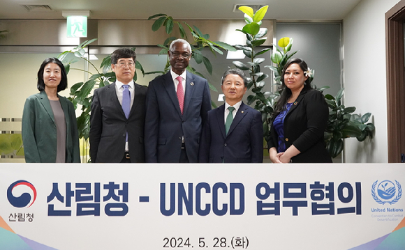 남성현 산림청장(왼쪽에서 네번째)이 28일 오전 서울에서 유엔사막화방지협약(UNCCD) 이브라힘 따아우(왼쪽에서 세번째) 사무총장 등 관계자들과 기념촬영을 하고 있다. [사진=산림청]