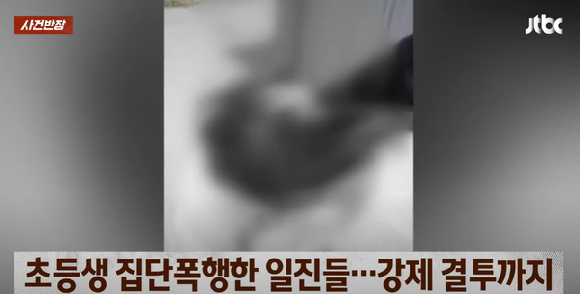 경기 포천시에서 한 중학생 무리가 한 초등학생을 무릎 꿇린 뒤 머리카락을 잡아 뜯고 있다. 사진은 JTBC '사건반장' 제보 화면. [사진=JTBC 사건반장]