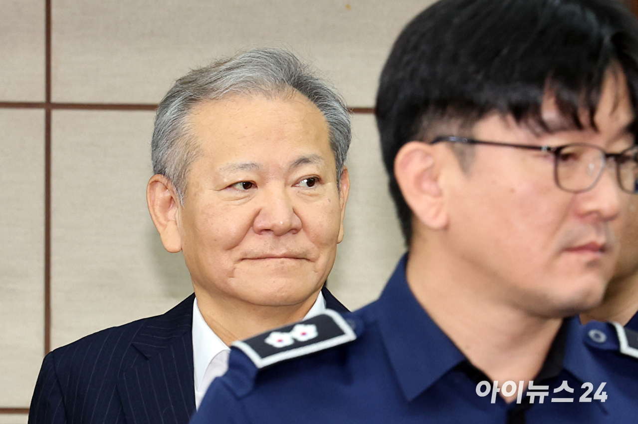 12&middot;3 비상계엄 관련 언론사 단전&middot;단수를 지시한 혐의로 구속기소 된 이상민 전 행정안전부 장관이 작년 10월 17일 오전 서울 서초구 서울중앙지방법원에서 열린 첫 공판에 출석하고 있다. [사진=사진공동취재단]