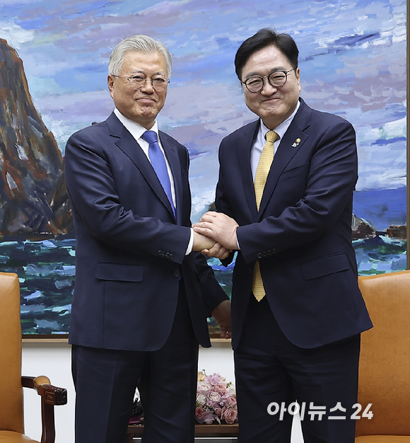 4·27 판문점선언 7주년 기념식 참석차 국회를 방문한 문재인 전 대통령이 25일 오후 서울 여의도 국회에서 우원식 국회의장과 기념촬영을 하고 있다. [사진=곽영래 기자]