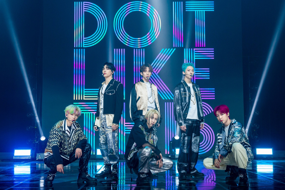 그룹 피원하모니(기호 테오 지웅 인탁 소울 종섭)가 3일 세번째 미니앨범 'DISHARMONY : FIND OUT'(디스하모니 : 파인드 아웃) 발매 기념 온라인 쇼케이스에서 포즈를 취하고 있다. [사진=FNC엔터테인먼트]