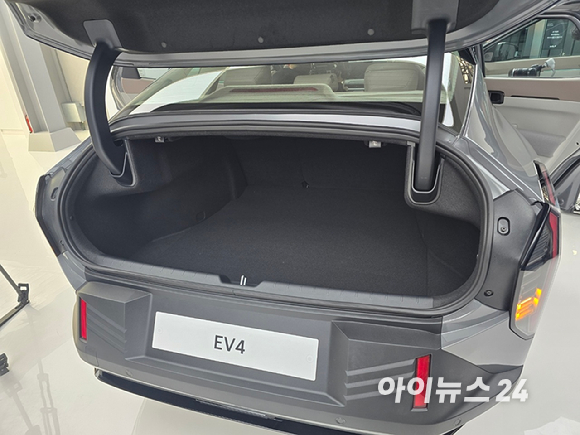 기아 'EV4' 정측면. [사진=김종성 기자]