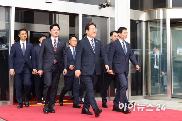 이재명 대통령이 26일 서울 여의도 국회에서 정부의 추가경정예산안 제출과 관련해 첫 시정연설을 마친 뒤 본청에서 나서고 있다. [사진=국회사진기자단]