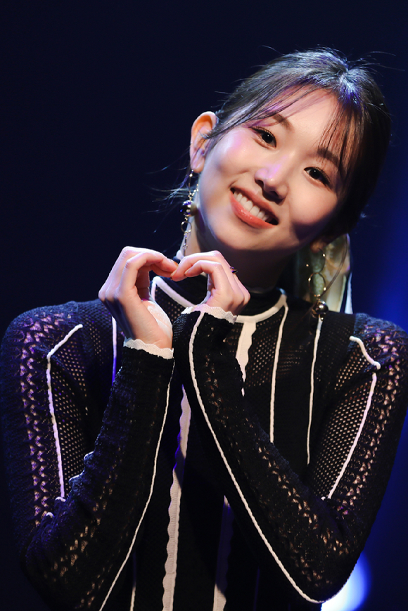 가수 케이시(Kassy)가 28일 온라인으로 진행된 네 번째 EP앨범&nbsp;'옛이야기' 발매 기념 쇼케이스에 참석해 포즈를 취하고 있다. [사진=넥스타엔터테인먼트]