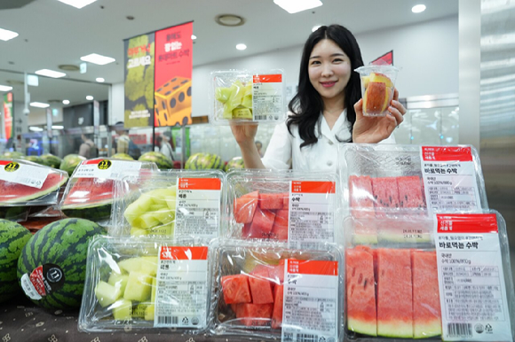 모델이 롯데마트 제타플렉스 서울역점 과일매장에서 소용량 조각 과일을 홍보하고 있다. [사진=롯데마트]