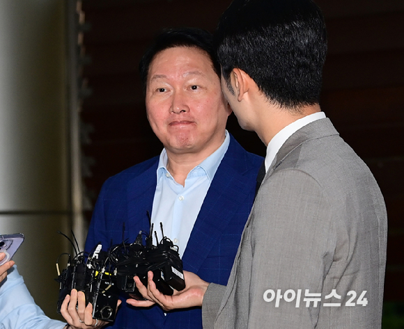 최태원 SK그룹 회장이 손정의 소프트뱅크 회장의 초청으로 미국 플로리다주 마러라고 리조트에서 열리는 투자 행사에 참석하기 위해 16일 오후 서울 강서구 김포비즈니스항공센터를 통해 출국하는 중 취재진과 인터뷰를 갖고 있다. [사진=정소희 기자]