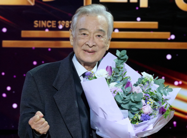 '2024 KBS 연기대상'을 수상한 이순재 [사진=KBS ]