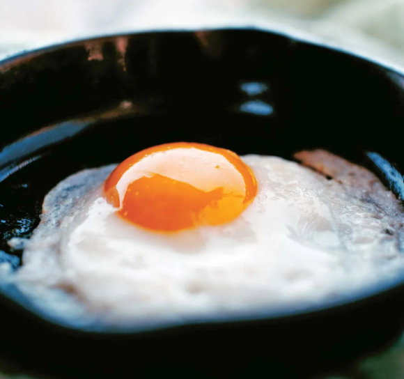 콜레스테롤 수치 관리 과정에서 일부 음식이 오히려 간에 부담을 줄 수 있다는 전문가의 설명이 나왔다. 사진은 본 기사 내용과 무관. [사진=픽사베이]