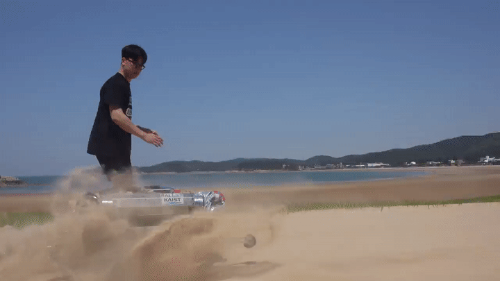 강화학습된 로봇이 해변 모래 위를 초속 3.03 m 속도로 달리고 있다. [사진=KAIST]