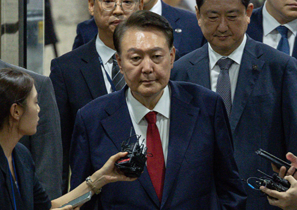 12.3 비상계엄 사태 관련 내란 혐의를 받는 윤석열 전 대통령이 9일 서울 서초구 서울중앙지방법원에서 구속 전 피의자 심문(영장실질심사)을 마치고 대기 장소인 서울구치소로 이동하고 있다. [사진=사진공동취재단]