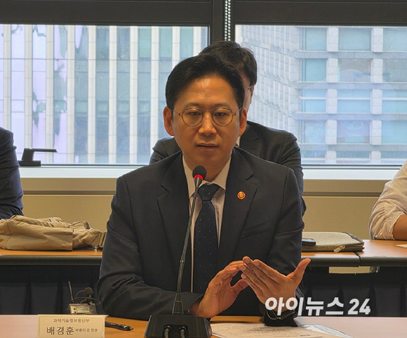 배경훈 부총리 겸 과학기술정보통신부 장관이 18일 서울 종로구 과학기술자문회의 대회의실에서 열린 독자 AI 관계 기업 간담회에서 발언하고 있다. [사진=윤소진 기자]