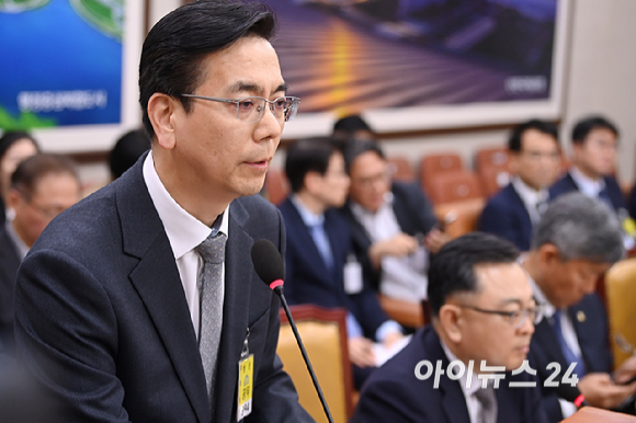 이한우 현대건설 대표이사가 20일 서울 여의도 국회 국토교통위원회에서 열린 GTX-A 삼성역 공사 현장 철근 누락 관련 현안 질의에서 의원 질의에 답변하고 있다. [사진=곽영래 기자]