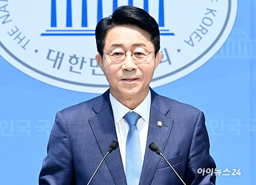조정식 더불어민주당 의원이 4일 서울 여의도 국회 소통관에서 국회의장 선거 출마 기자회견을 하고 있다. [사진=곽영래 기자]