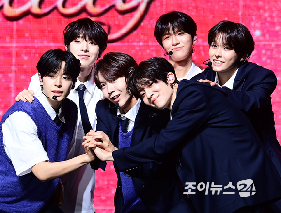 그룹 NCT WISH(NCT 위시)가 24일 오후 서울 한남동 블루스퀘어에서 열린 첫 번째 미니앨범 'Steady(스테디)' 발매 기념 쇼케이스에 참석해 타이틀 곡 '스테디' 무대를 선보이고 있다. [사진=정소희 기자]