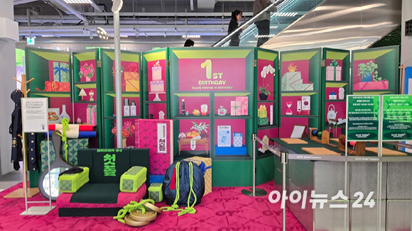 17일 서울 성수동 올리브영N 성수 입구에 마련된 오픈 1주년 기념 조형물. [사진=진광찬 기자]