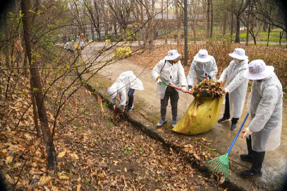 SK텔레콤 임직원들이 SK텔레콤 창사 40주년을 기념해 지난 29일 서울숲에 모여 봉사활동을 진행하고 있다. [사진=SKT]