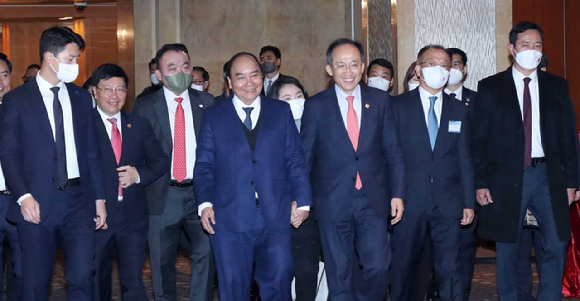 응우옌 쑤언 푹 베트남 국가주석(왼쪽에서 네 번째)과 추경호 경제부총리(왼쪽에서 다섯 번째)가 포럼장으로 입장하고 있다. [사진=대한상의]