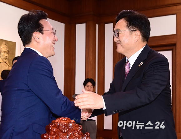 우원식 국회의장이 4일 서울 여의도 국회의장실을 예방한 김민석 국무총리 악수하고 있다. [사진=정소희 기자]