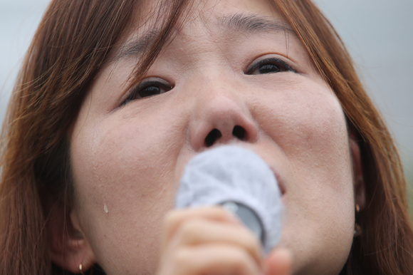 안상미 미추홀구 전세사기피해자 대책위원장이 18일 오전 서울 용산구 대통령실 인근에서 열린 전세사기-깡통전세 문제해결을 위한 시민사회대책위원회 출범 기자회견에서 발언하며 눈물을 흘리고 있다. [사진=뉴시스]