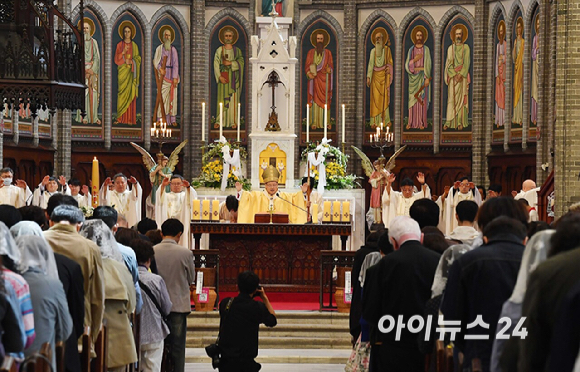 20일 부활절을 맞아 서울 명동 성당에서 열린 예수 부활 대축일 미사에 참석한 신자들이 경건한 마음으로 미사를 드리고 있다. [사진=사진공동취재단]