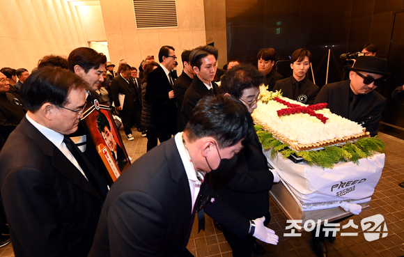 11일 오전 서울 동작구 흑석동 중앙대학교병원 장례식장에서 고(故) 현미(본명 김명선)의 발인식이 엄수됐다. [사진=김성진 기자]