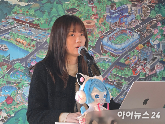 고지희 오븐스매시 PM이 23일 서울 강남 데브시스터즈 사옥에서 열린 '쿠키런: 오븐스매시' 언론 사전 체험회에서 게임을 소개하고 있다. [사진=박정민 기자]