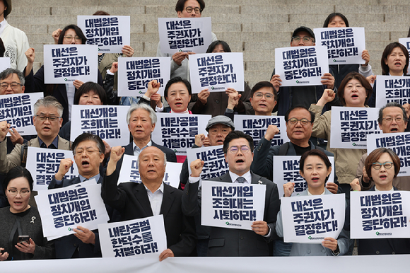 더불어민주당 이재명 대선 후보가 5일 경기도 양평군 양평물맑은시장에서 열린 '골목골목 경청투어'에서 시민들에게 인사하고 있다. 2025.5.5 [사진=연합뉴스]