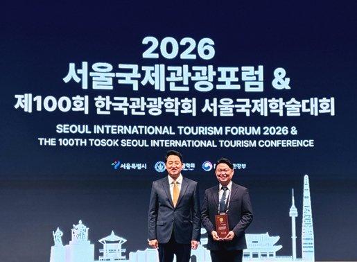 지난 2일 허준 동덕여자대학교 글로벌MICE융합전공 교수가 서울특별시장 공로상을 수상했다. [사진=허준 교수]