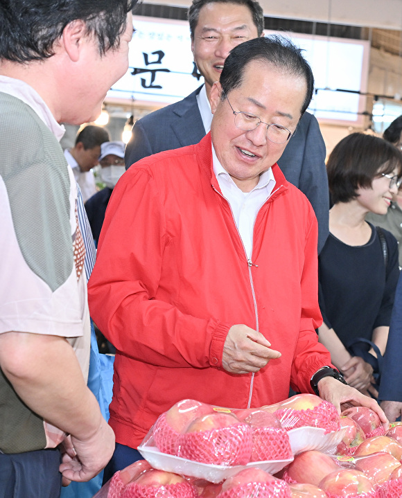 11일 홍준표 대구시장이 수성구 신매시장을 찾아 장보기 행사를 갖고 있다. [사진=대구시]