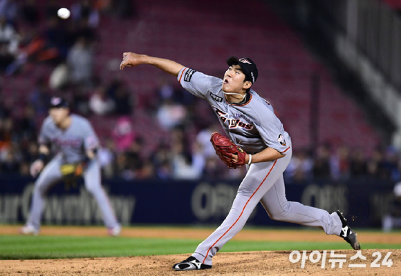 한화 이글스 투수 박상원이 잠실구장엣 열린 LG 트윈스와 원정 경기 도중 공을 던지고 있다.  [사진=아이뉴스24 포토 DB]