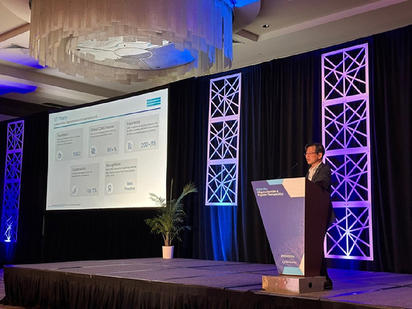 최석우 에스티팜 사업본부 본부장이 TIDES USA 2025에서 RNA 기반 치료제 플랫폼 사업 전반에 대한 기술력과 경쟁력을 소개하고 있다. [사진=에스티팜 제]