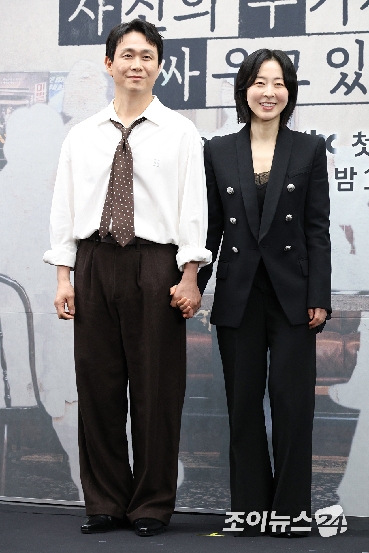 배우 오정세, 강말금이 17일 오후 서울 마포구 상암동 스탠포드 호텔에서 열린 JTBC 새 토일드라마 '모두가 자신의 무가치함과 싸우고 있다' 제작발표회에 참석해 포즈를 취하고 있다. [사진=문수지 기자]