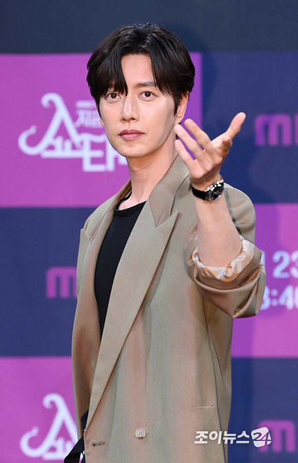 배우 박해진이 22일 오후 서울 마포구 상암동 MBC사옥에서 열린 MBC 토일드라마 '지금부터, 쇼타임!' 제작발표회에 참석해 포즈를 취하고 있다. [사진=정소희 기자]